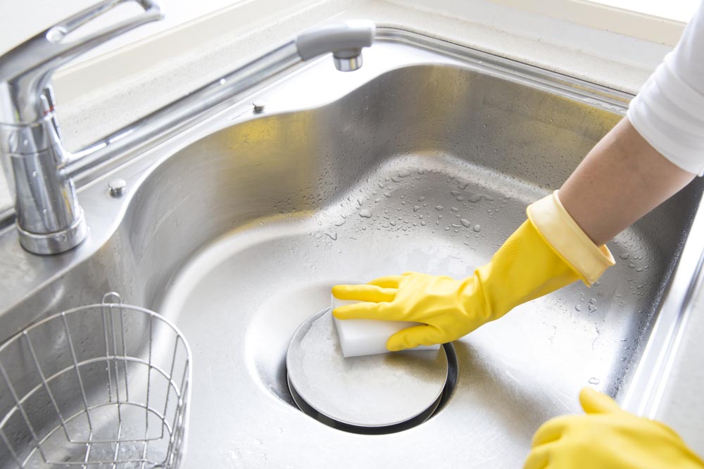 Cleaning kitchen sink